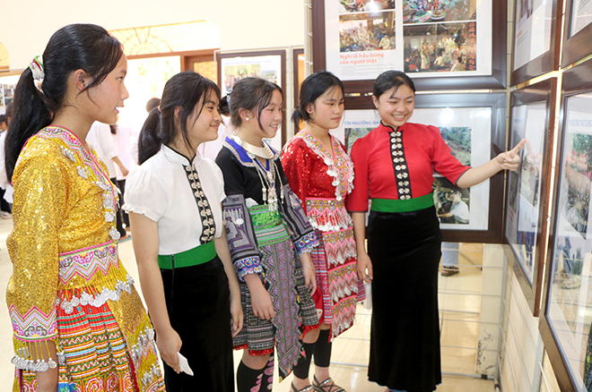 Students learn about the culture of Vietnamese ethnic groups at the exhibition.