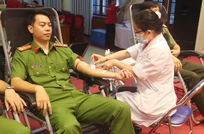Cán bộ, chiến sĩ công an tỉnh tham gia Ngày hội hiến máu tình nguyện năm 2022 do Công an tỉnh Yên Bái phối hợp với Hội Chữ thập đỏ tỉnh, Bệnh viện Đa khoa tỉnh tổ chức.