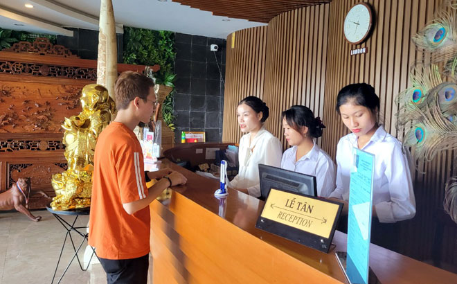 Du khách nước ngoài đến nghỉ tại một homestay ở thị xã Nghĩa Lộ dịp Lễ đón nhận Bằng của UNESCO ghi danh 