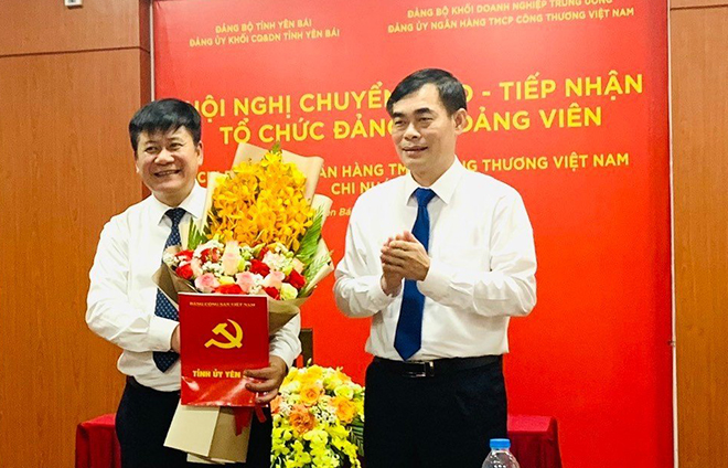 Đồng chí Đỗ Quang Minh - Bí thư Đảng bộ khối Cơ quan và Doanh nghiệp tỉnh trao quyết định của Ban Thường vụ Tỉnh ủy về chuyển giao tổ chức đảng và đảng viên.