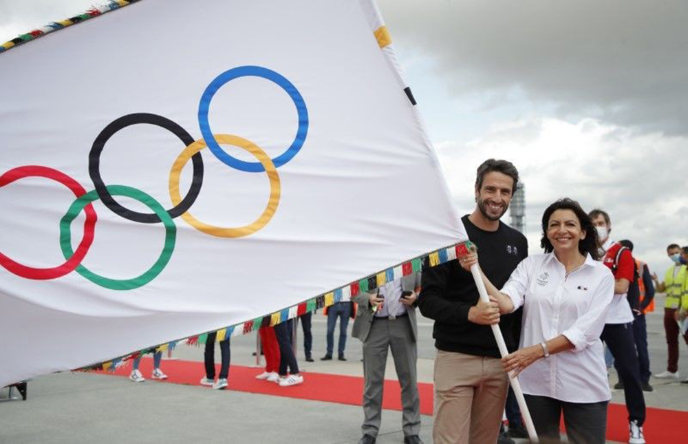 Thị trưởng Paris Anne Hidalgo cầm cờ Olympic cùng Chủ tịch Ban tổ chức Paris 2024 Tony Estanguet.
