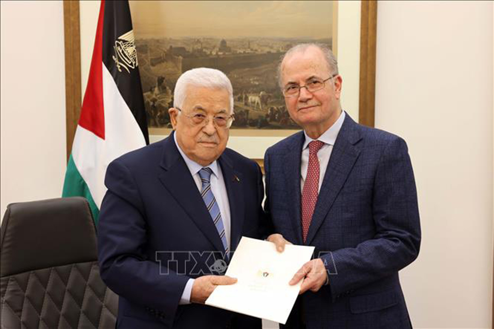 Tổng thống Palestine Mahmoud Abbas (trái) trao quyết định bổ nhiệm ông Mohammed Mustafa làm Thủ tướng mới, tại thành phố Ramallah (Bờ Tây), ngày 14/3/2024.