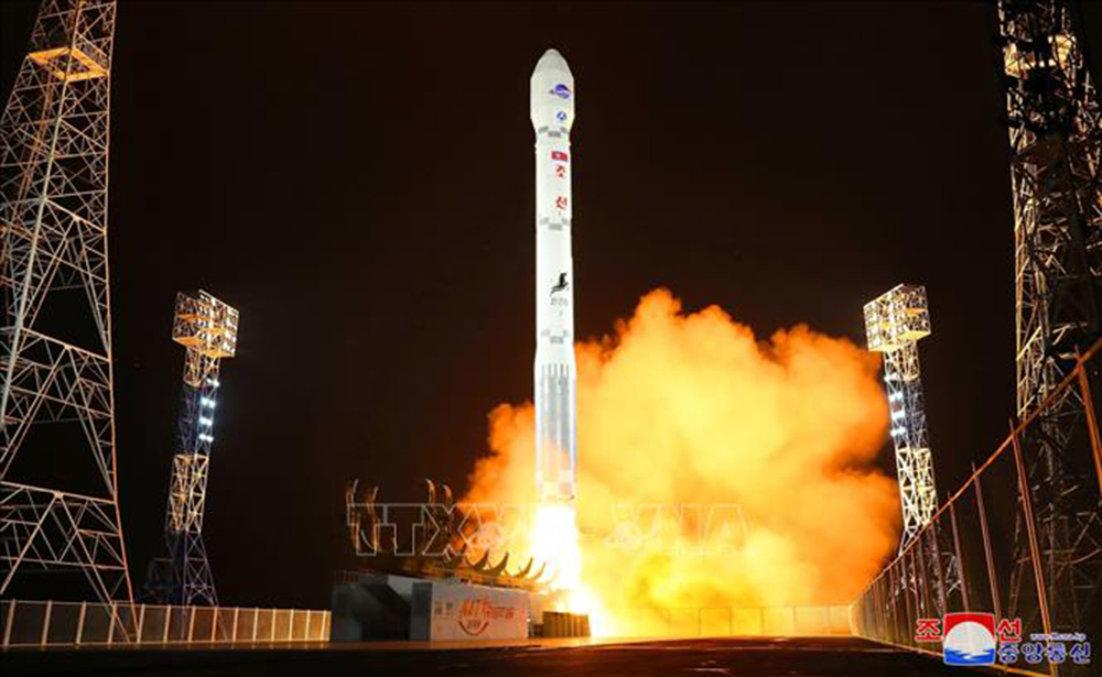 Triều Tiên phóng thành công tên lửa đẩy mới Chollima-1, đưa vệ tinh trinh sát Malligyong-1 vào quỹ đạo từ Bãi phóng vệ tinh Sohae ở quận Cholsan, tỉnh Bắc Phyongan. Ảnh tư liệu