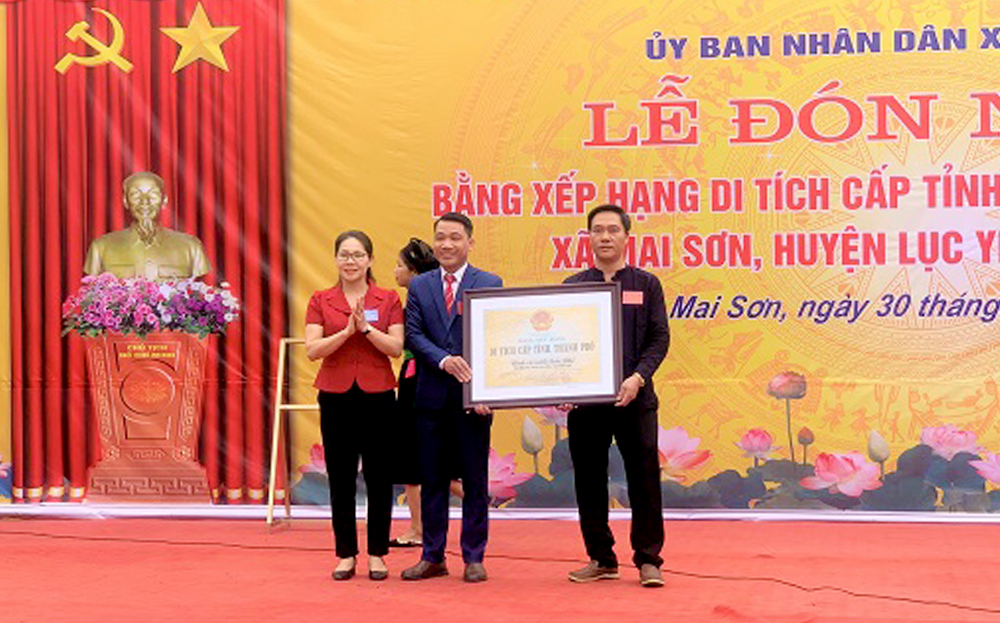 Thừa ủy quyền, đồng chí Nông Thu Hà – Phó Chủ tịch UBND huyện đã trao bằng xếp hạng Di tích cấp tỉnh Đình và miếu Bản Phố cho xã Mai Sơn.