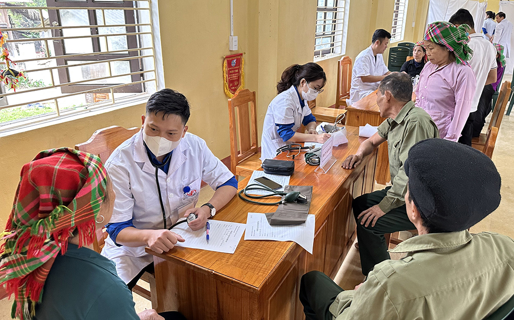 Chi hội Thầy thuốc trẻ huyện Văn Yên phối hợp với tổ chức đoàn thể, đơn vị khám và cấp thuốc miễn phí cho người dân tại xã Phong Dụ Thượng.