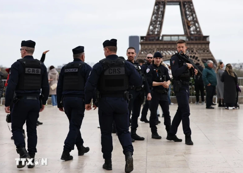 Cảnh sát Pháp tuần tra trên quảng trường Trocadero ở thủ đô Paris.