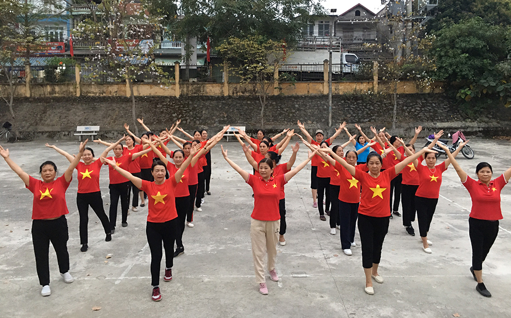 Hội viên phụ nữ phường Trung Tâm, thị xã Nghĩa Lộ luyện tập bài dân vũ chào mừng kỷ niệm 70 năm chiến thắng lịch sử Điện Biên Phủ.