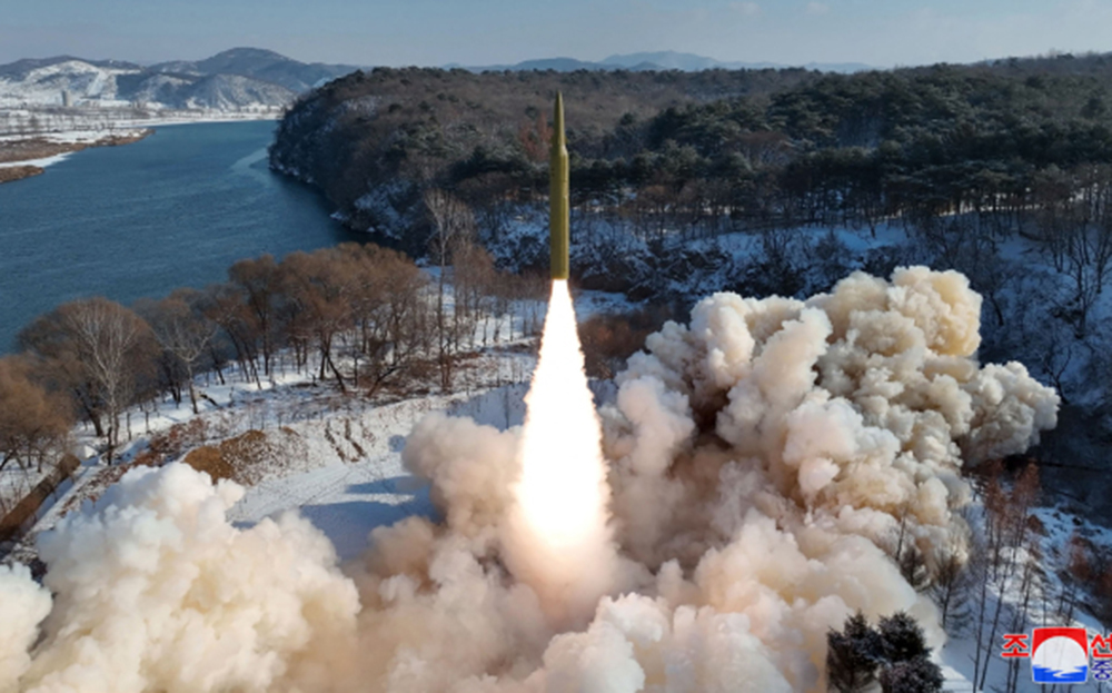 Bức ảnh do hãng thông tấn KCNA công bố ngày 15/1 cho thấy vụ thử tên lửa đạn đạo nhiên liệu rắn tầm trung tại một địa điểm không xác định của Triều Tiên.