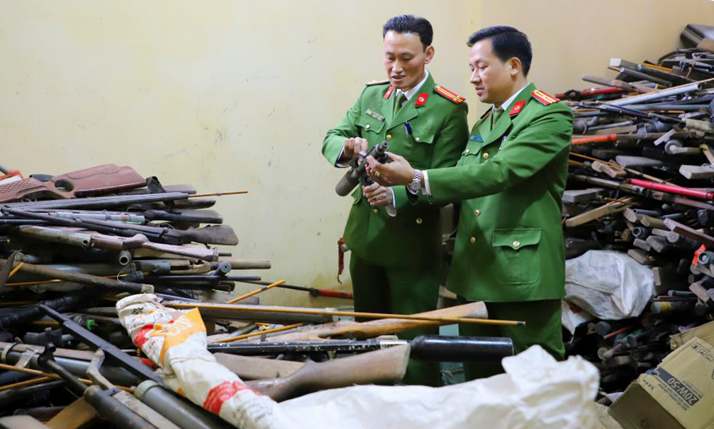 Công an tỉnh Yên Bái kiểm đếm số súng tự chế người dân tự nguyện giao nộp.