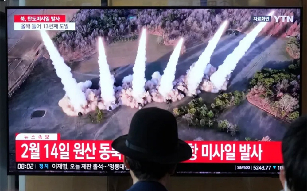 Một kênh tin tức Hàn Quốc ngày 2/4 đưa tin về vụ phóng tên lửa mới nhất của Triều Tiên, sử dụng hình ảnh từ vụ thử trước đó.