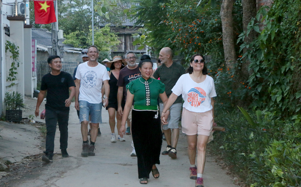 Du khách nước ngoài thích thú khi được khám phá bản làng, nét văn hóa của người Thái ở Mường Lò, Nghĩa Lộ.