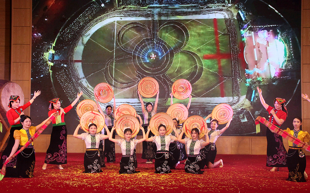 Những nét văn hóa đặc sắc của đồng bào các dân tộc tỉnh Yên Bái được biểu diễn trong Chương trình nghệ thuật Việt Nam - Ấn Độ tại tỉnh Yên Bái tối ngày 31/3/2024.