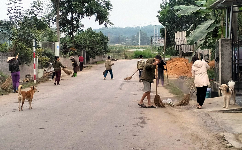 Người dân thôn Gò Cấm, xã Vân Hội tham gia vệ sinh đường làng, ngõ xóm.