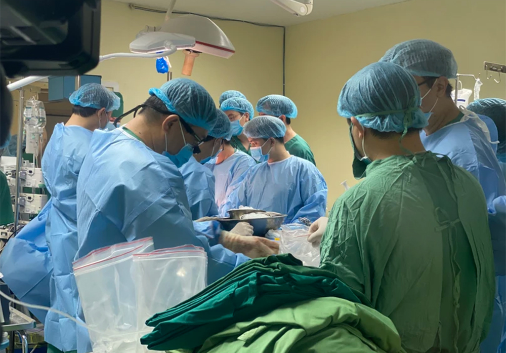 Các bác sĩ tiến hành lấy đa tạng từ một người cho chết não tại Bệnh viện Việt Nam-Thụy Điển Uông Bí.