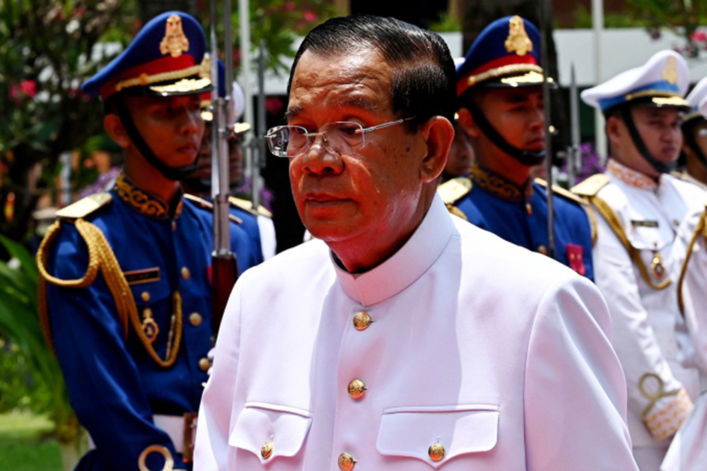 Ông Hun Sen đi qua đội vệ binh tại tòa nhà Thượng viện ở thủ đô Phnom Penh ngày 3/4.