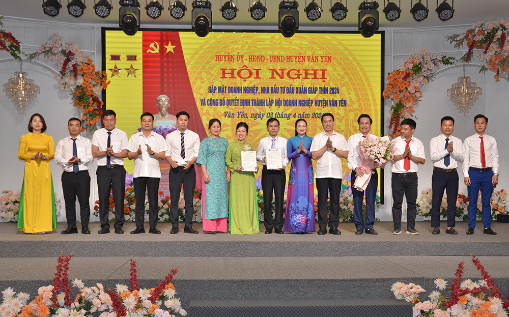 Lãnh đạo Hiệp hội Doanh nghiệp tỉnh, lãnh đạo huyện Văn Yên trao quyết định và tặng hoa chúc mừng Ban Chấp hành lâm thời Hội Doanh nghiệp Văn Yên.
