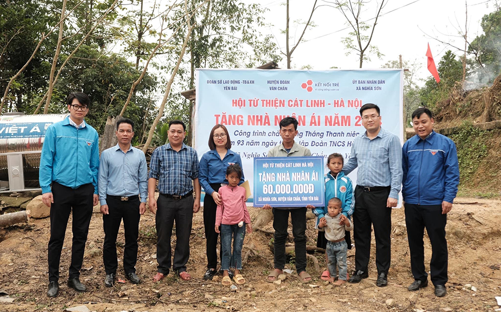 Gia đình anh Vì Văn Vân ở xã Nghĩa Sơn có hoàn cảnh khó khăn nhận tiền hỗ trợ xây dựng nhà.