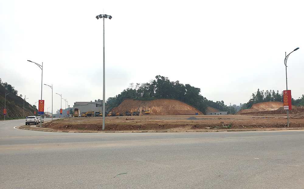 Quỹ đất đầu cầu Giới Phiên khu vực phường Yên Ninh, thành phố Yên Bái đang được các đơn vị thi công hoàn thiện hạ tầng.