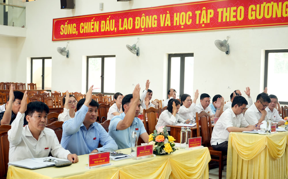 Các đại biểu HĐND huyện Trấn Yên biểu quyết thông qua các nghị quyết tại kỳ họp.