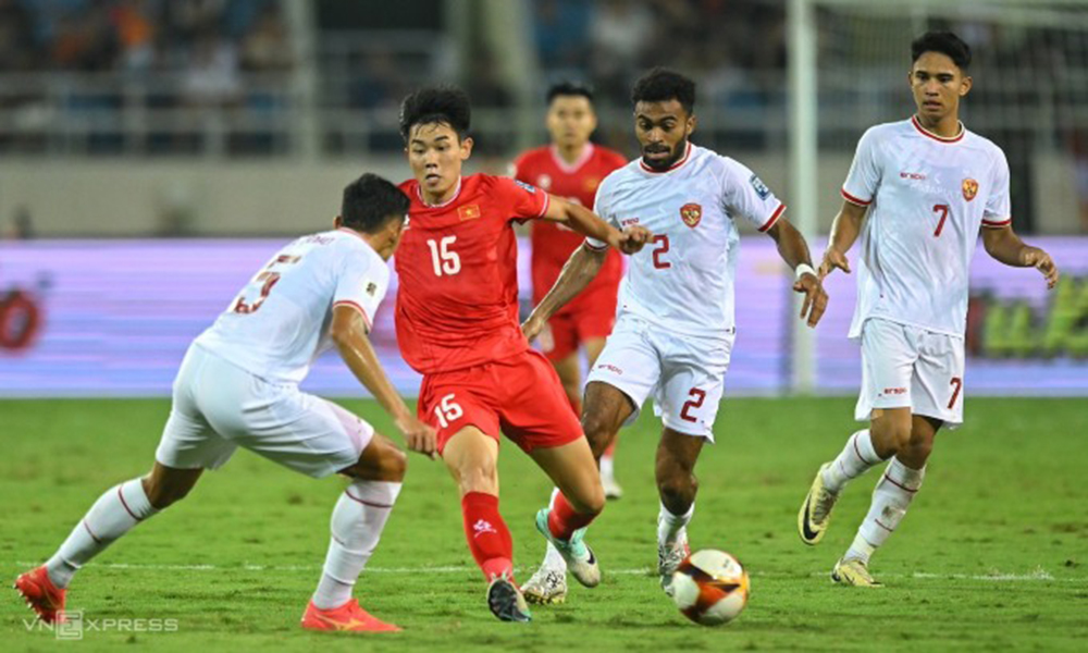 Nguyễn Đình Bắc (số 15) rê bóng trong trận Việt Nam thua Indonesis 0-3 trên sân Mỹ Đình, Hà Nội, lượt bốn bảng F vòng loại hai khu vực châu Á, World Cup 2026, tối 26/3/2024.