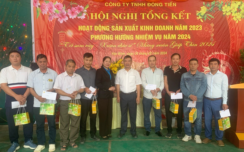 Lãnh đạo LĐLĐ huyện Yên Bình và Công ty TNHH Đồng Tiến trao quà cho đoàn viên, người lao động Công ty trong dịp tết Nguyên đán Giáp Thìn năm 2024.