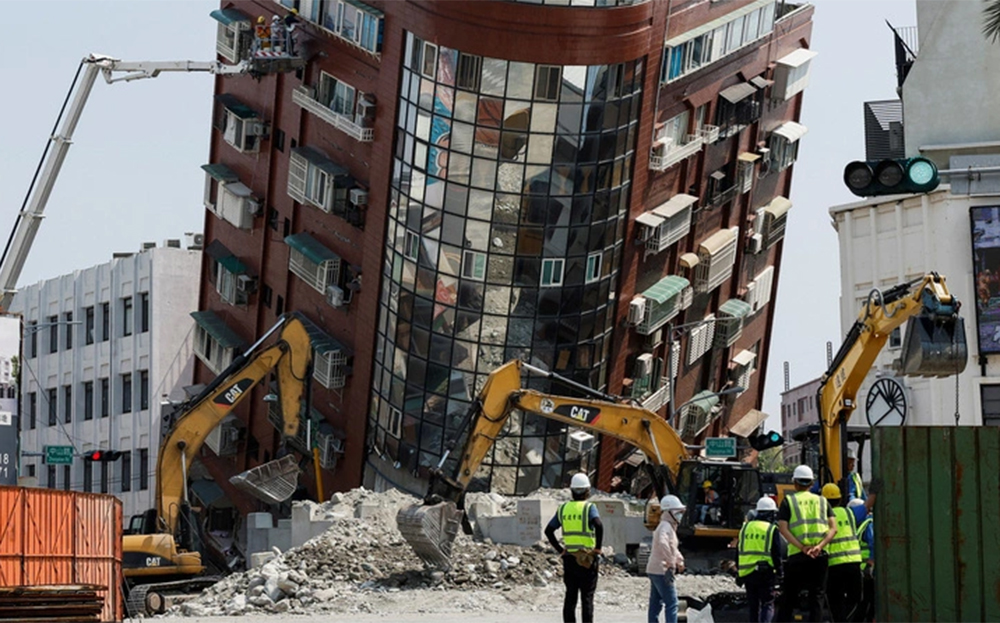 Công nhân làm việc tại một ngôi nhà bị nghiêng đổ ở Hoa Liên, Đài Loan ngày 4-4, một ngày sau trận động đất mạnh 7,2 độ