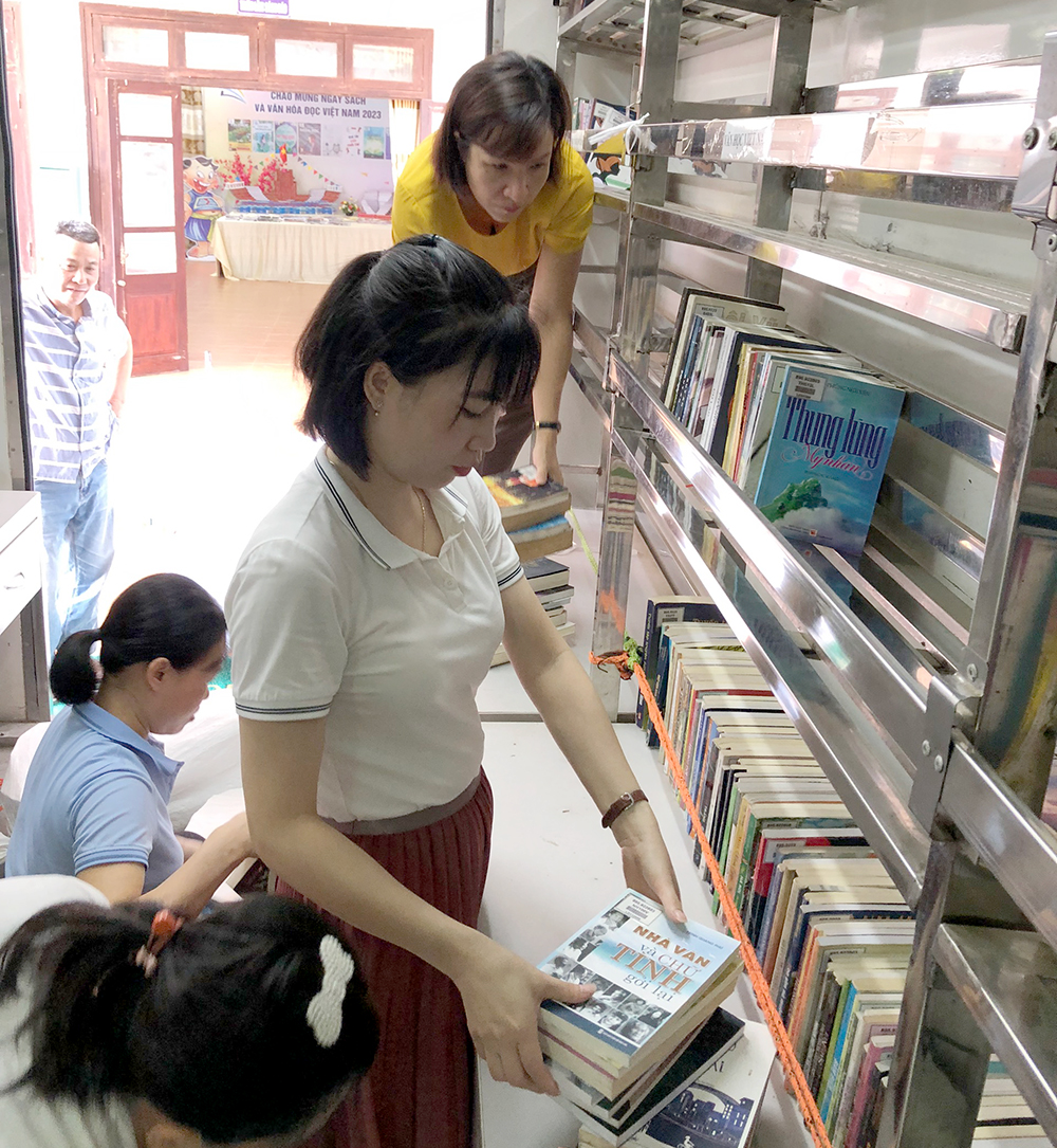 Cán bộ Thư viện tỉnh Yên Bái lựa chọn, bổ sung tài liệu, xây dựng kho sách luân chuyển.