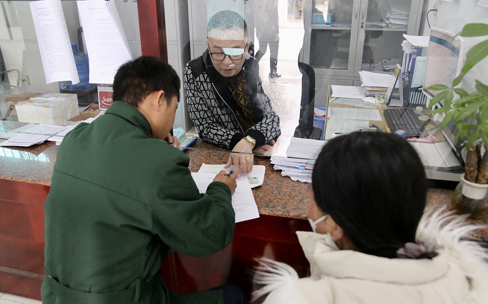 Người dân đến làm thủ tục rút BHXH 1 lần tại Bộ phận 1 cửa của BHXH huyện Văn Chấn.