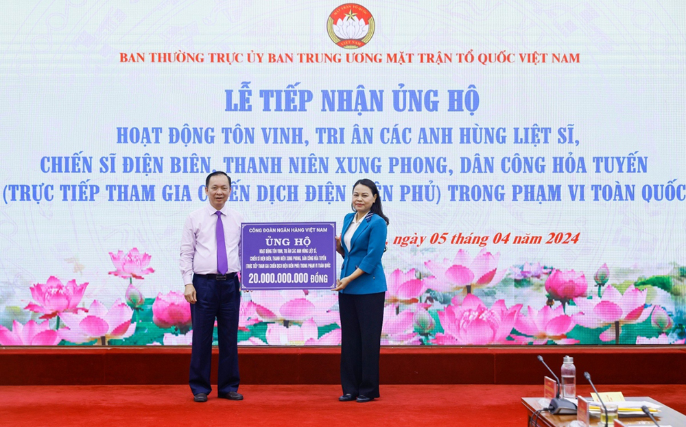 Bà Nguyễn Thị Thu Hà, Phó Chủ tịch - Tổng Thư ký Ủy ban Trung ương MTTQ Việt Nam tiếp nhận số tiền ủng hộ từ Công đoàn Ngân hàng Việt Nam
