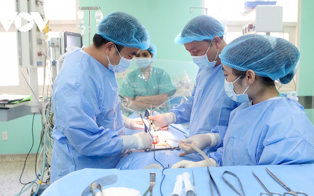 Các bác sĩ Bệnh viện Trung ương Huế đang thực hiện ghép tạng