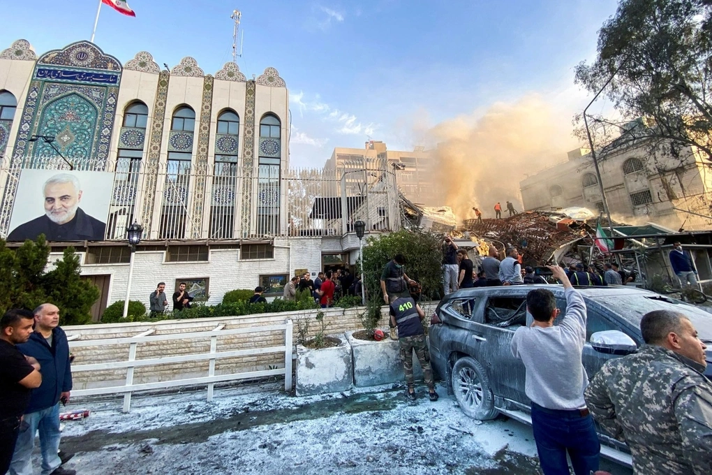 Tòa nhà trong khu vực sứ quán Iran ở Damascus, Syria bị tập kích hôm 1/4 (Ảnh: Reuters).