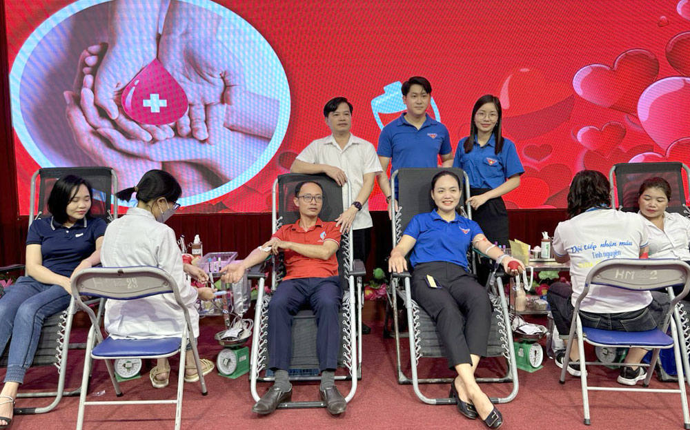 Các cán bộ, đoàn viên thanh niên tham gia hiến máu tình nguyện tại huyện Yên Bình ngày 7/4/2024