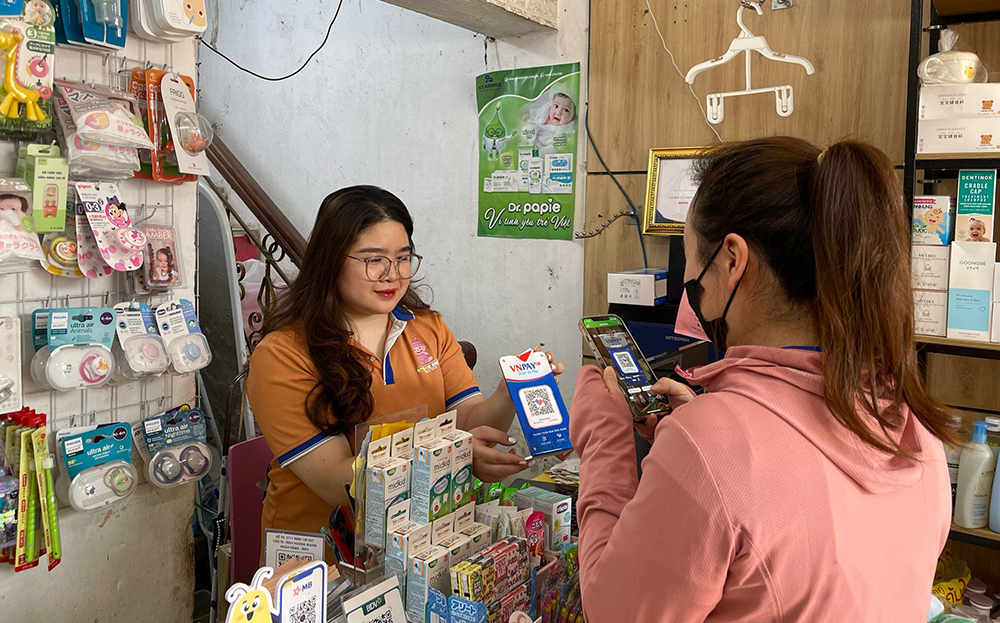 Hầu hết các cửa hàng trên địa bàn thành phố Yên Bái đều có mã quét giao dịch không dùng tiền mặt.