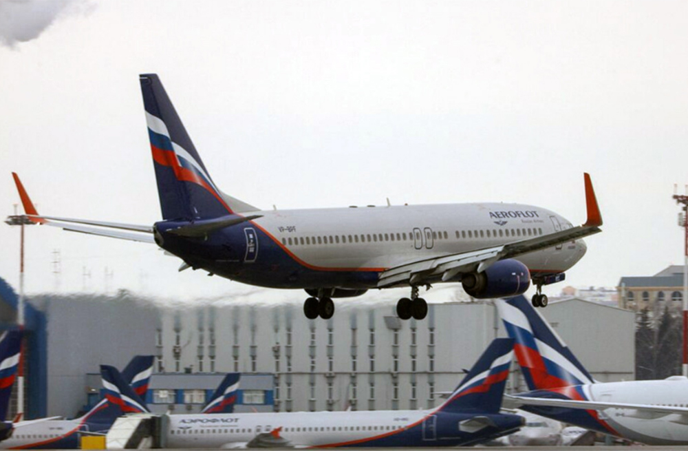 Máy bay chở khách của hãng hàng không Nga Aeroflot đang hạ cánh xuống sân bay quốc tế Sheremetyevo ở Moscow.