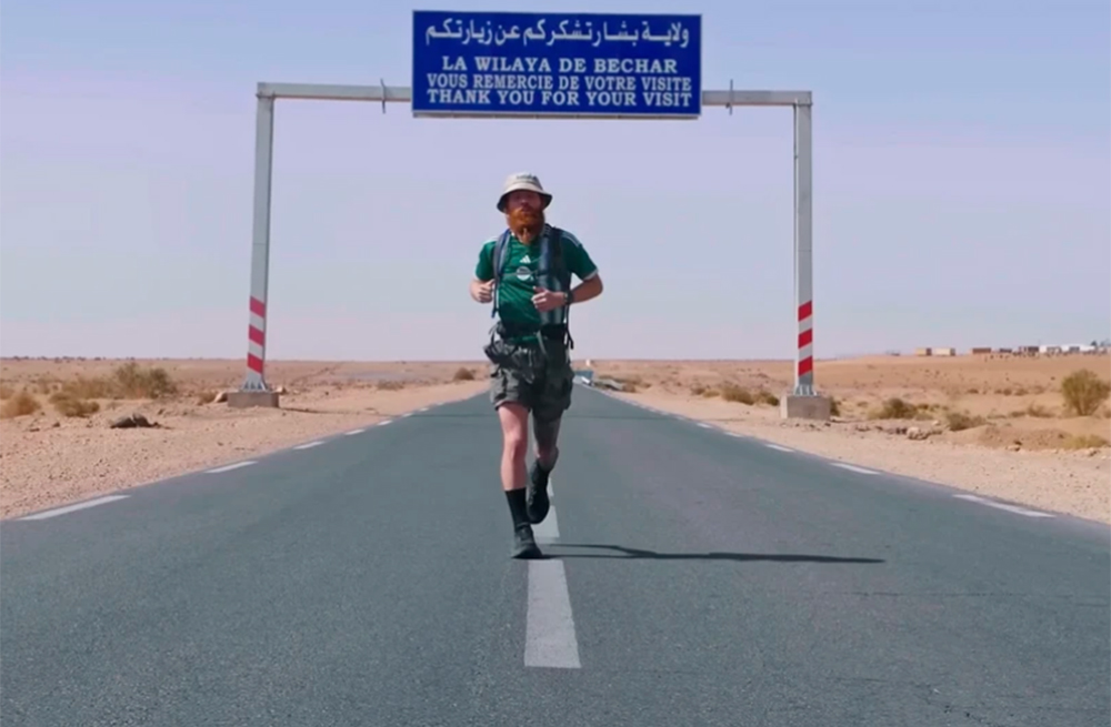 Ảnh chụp màn hình từ một video trên YouTube của Russ Cook khi anh đến Algeria, gần cuối chặng đường 16.000km xuyên châu Phi.