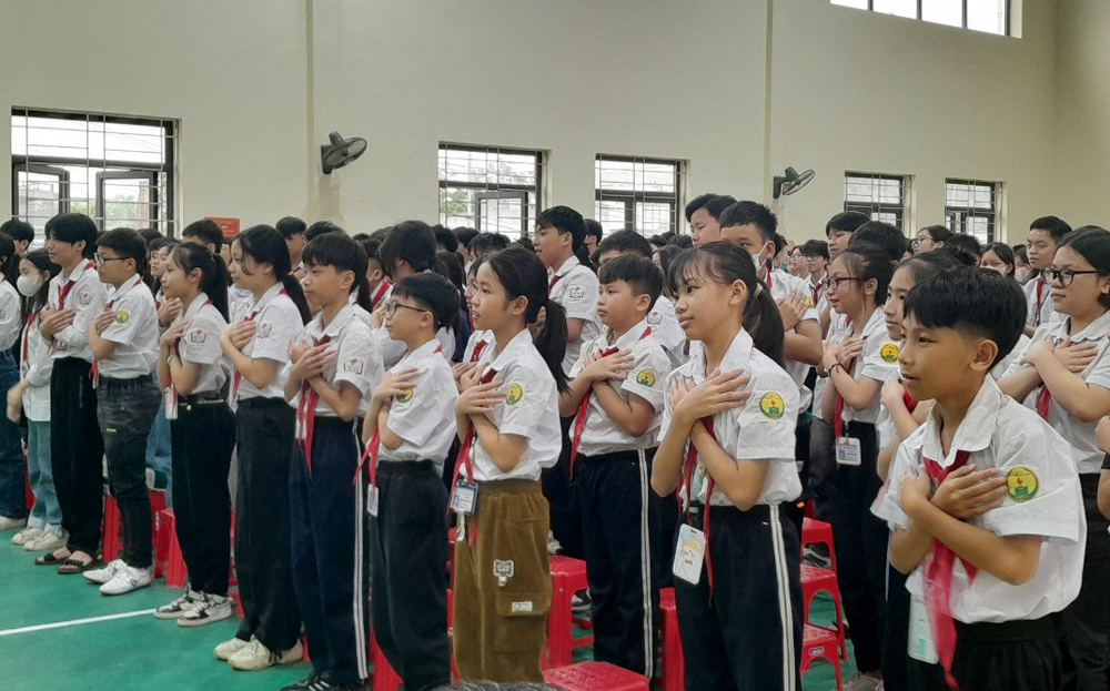 Các em học sinh Trường THCS thị trấn Yên Bình hào hứng tham gia chương trình ngoại khóa.