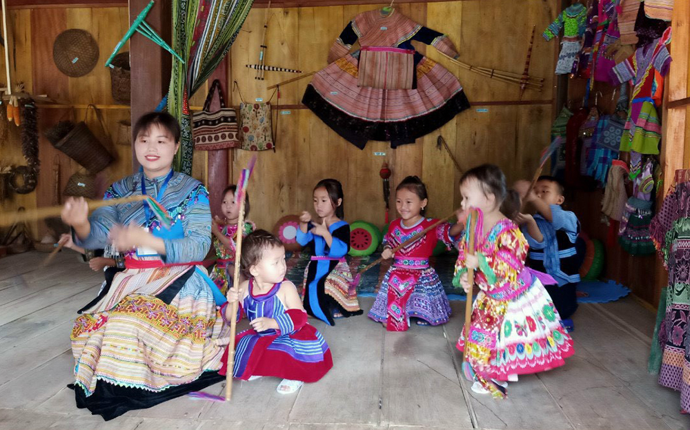 Cô giáo Phàng Thị Dy - giáo viên lớp 4-5 tuổi, Trường Mầm non xã Nà Hẩu dạy trẻ múa gậy Sênh tiền.