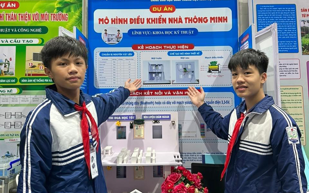 Học sinh Trường THCS Lê Hồng Phong, thành phố Yên Bái tham gia Cuộc thi Khoa học kỹ thuật cấp tỉnh.