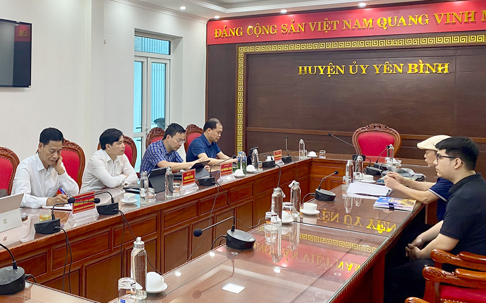 Thường trực Huyện ủy Yên Bình làm việc với Hội Liên hiệp Văn học Nghệ thuật tỉnh về công tác chuẩn bị xuất bản cuốn sách.