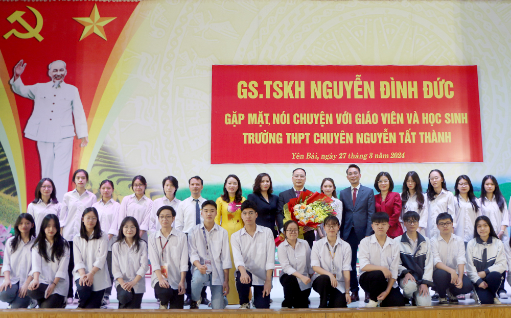 GS.TSKH Nguyễn Đình Đức chụp ảnh lưu niệm cùng lãnh đạo Sở GD-ĐT tỉnh, thầy và trò Trường THPT Chuyên Nguyễn Tất Thành.