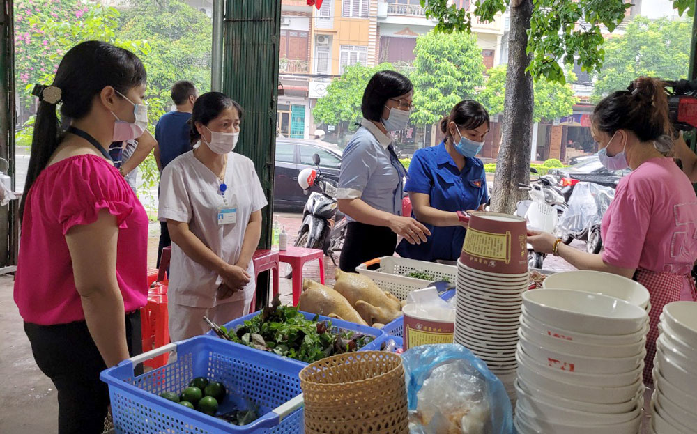 Các nhà hàng, quán ăn phường Hồng Hà, thành phố Yên Bái kí cam kết  bảo đảm ATTP.