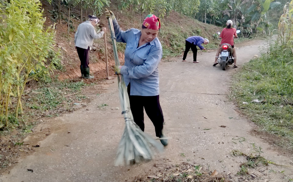 Nhân dân thôn Làng Thìu vệ sinh đường làng, ngõ xóm.