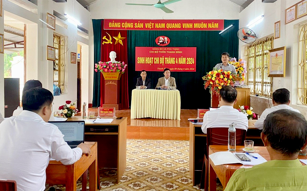 Phó Chủ tịch UBND tỉnh Ngô Hạnh Phúc phát biểu tại buổi sinh hoạt với Chi bộ thôn Thanh Bình, xã Phú Thịnh, huyện Yên Bình.