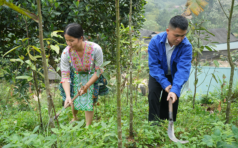 Anh Cháng A Giàng, thôn Hồng Lâu, xã Hồng Ca chia sẻ việc nhà với vợ.