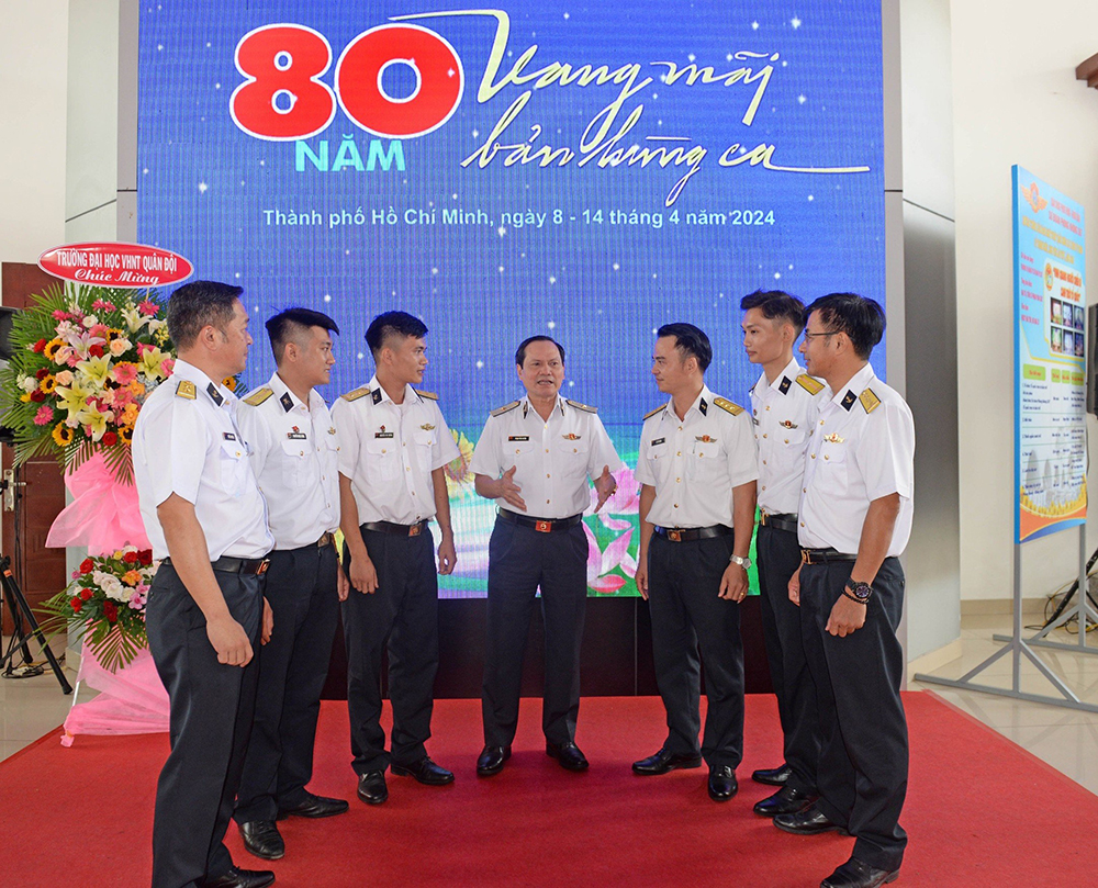 Đồng chí Chuẩn Đô đốc Phạm Văn Luyện, Phó Chủ nhiệm Chính trị Hải quân động viên Đoàn nghệ thuật quần chúng Vùng 2 Hải quân.