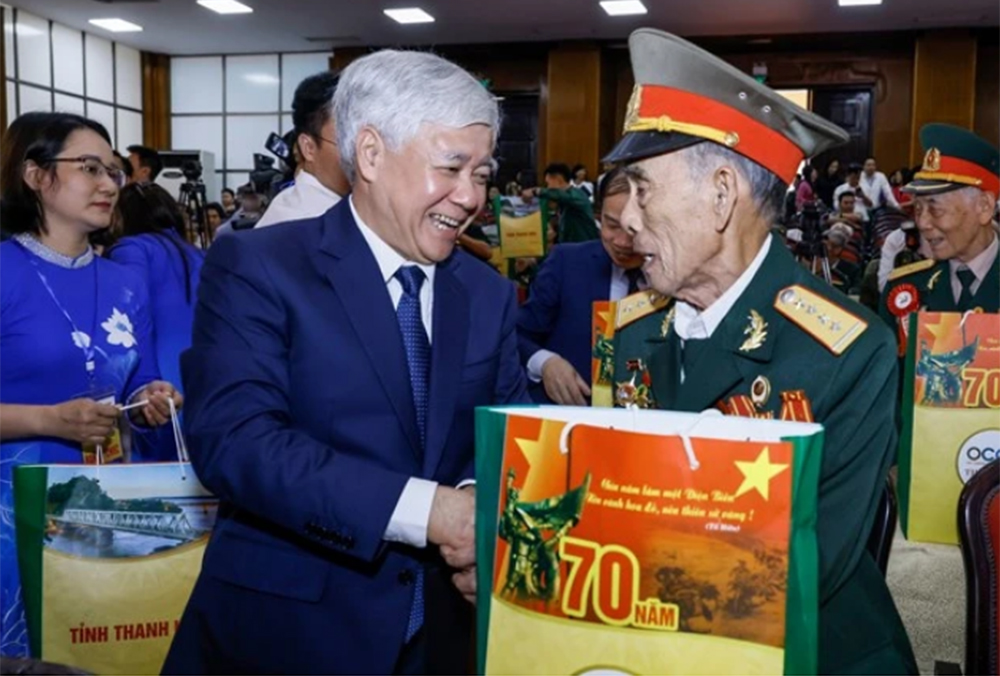 Đồng chí Đỗ Văn Chiến, Chủ tịch Ủy ban Trung ương Mặt trận Tổ quốc Việt Nam chụp ảnh lưu niệm cùng các đại biểu nhận quà tại chương trình tri ân chiến sĩ Điện Biên diễn ra ở Thanh Hóa.