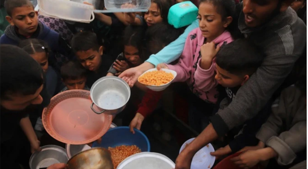 Người dân tập trung nhận lương thực cứu trợ ở thành phố Rafah, phía nam Dải Gaza.
