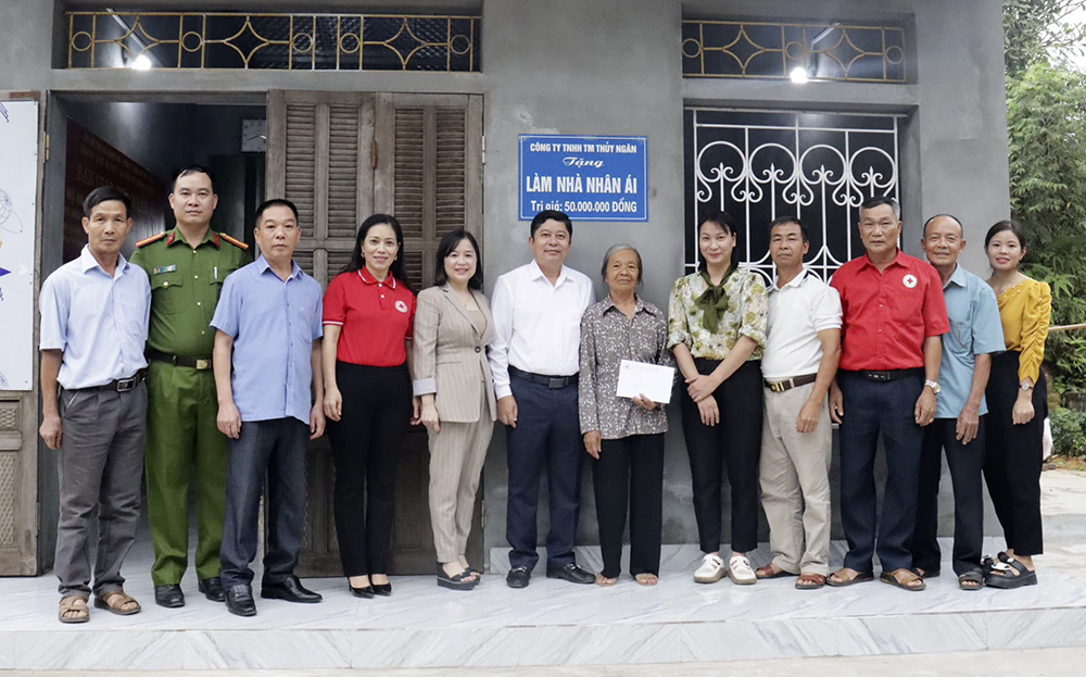 Lãnh đạo thành phố Yên Bái dự khánh thành và trao Nhà nhân ái cho hộ nghèo trên địa bàn phường Hợp Minh.
