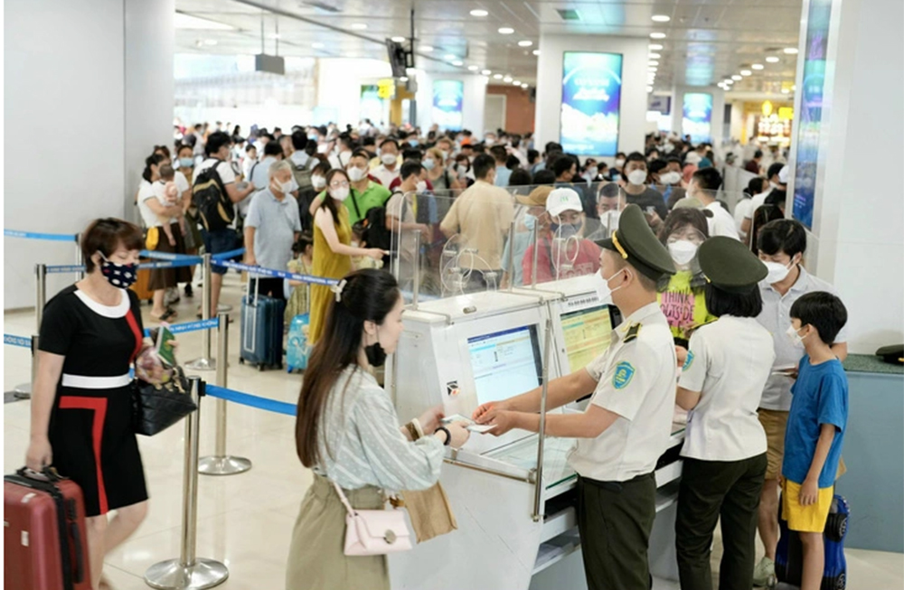 Hành khách làm thủ tục đi máy bay tại sân bay Nội Bài.