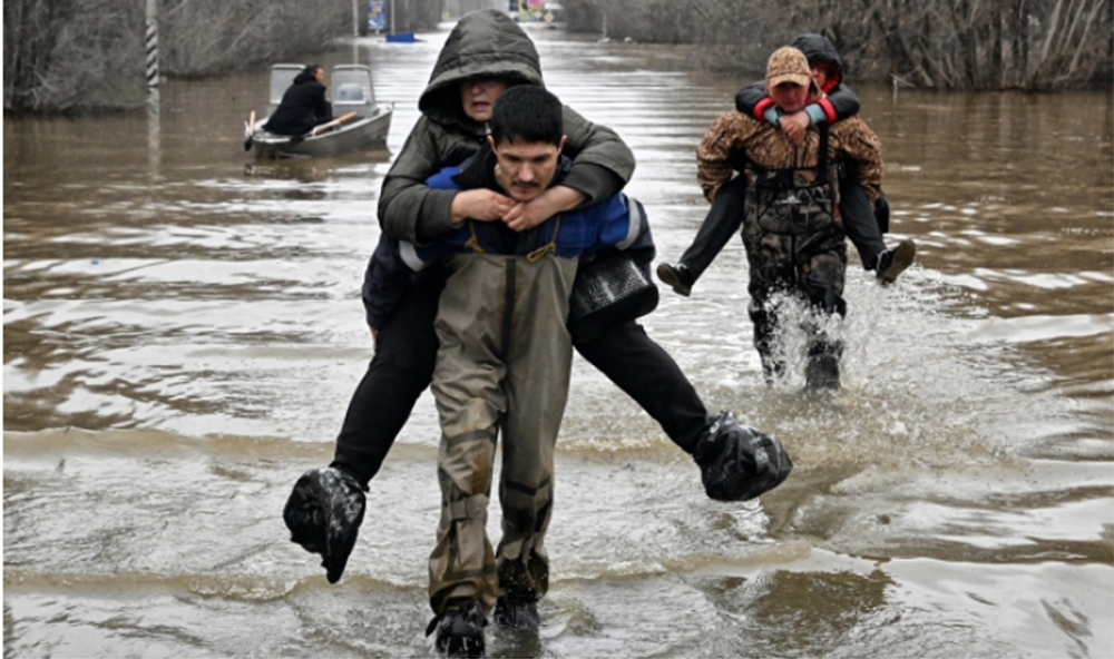 Lực lượng cứu hộ sơ tán người dân khỏi khu vực ngập lụt ở Orsk, vùng Orenburg, Nga, hôm 8/4.